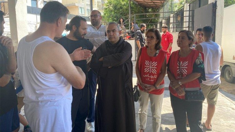  En el centro de la foto, el presidente de Cáritas Líbano, el padre Michel Abboud, conversa con los operadores y beneficiarios de Cáritas