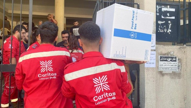  Los trabajadores de Caritas distribuyen paquetes de alimentos