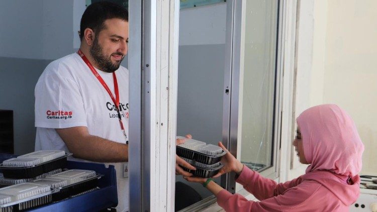 Distribución de comidas calientes en un mostrador de Cáritas Líbano