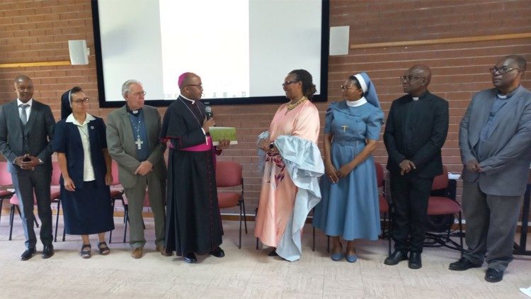 Entrega do documento à Dr. Jacqueline Nzisabira, das NU.