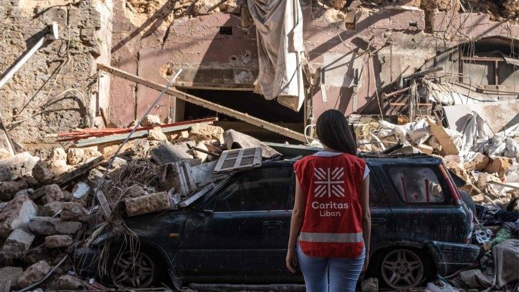 Una trabajadora de Cáritas frente a un edificio devastado por la explosión en el puerto de Beirut