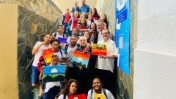 O padre Natale Vitali com um grupo de alunos do projeto educativo salesiano.