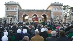 Il 2 novembre, la Chiesa cattolica celebra la Commemorazione di tutti i fedeli defunti. Il Papa sarà presso l'ingresso del Cimitero Verano di Roma