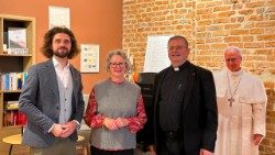 Regina Lynch, prezes ACN International w podczas wizyty w polskim oddziale Pomocy Kościołowi w Potrzebie. Po prawej ks. Jan Żelazny, dyr. sekcji polskiej PKWP. Fot. Anthon Lässer