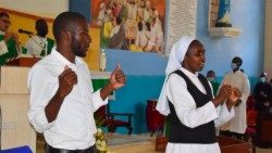 2025.10.30 Kenya: Sr Juliana Muya akia na kijana Paulo Kiziwi wakizungumza katika ishara za lugha na sasa kijana huyo anajiandaa kujiunga na Shirika la Mapadre Viziwi.