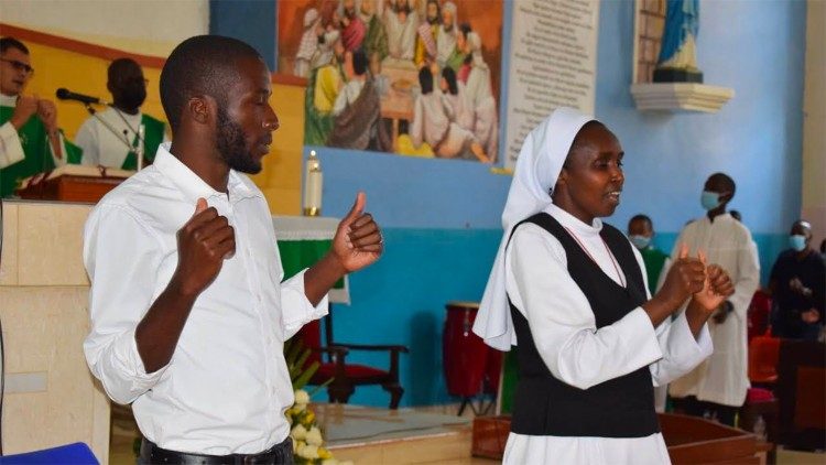 2025.10.30 Kenya: Sr Juliana Muya akia na kijana Paulo Kiziwi wakizungumza katika ishara za lugha na sasa kijana huyo anajiandaa kujiunga na Shirika la Mapadre Viziwi.
