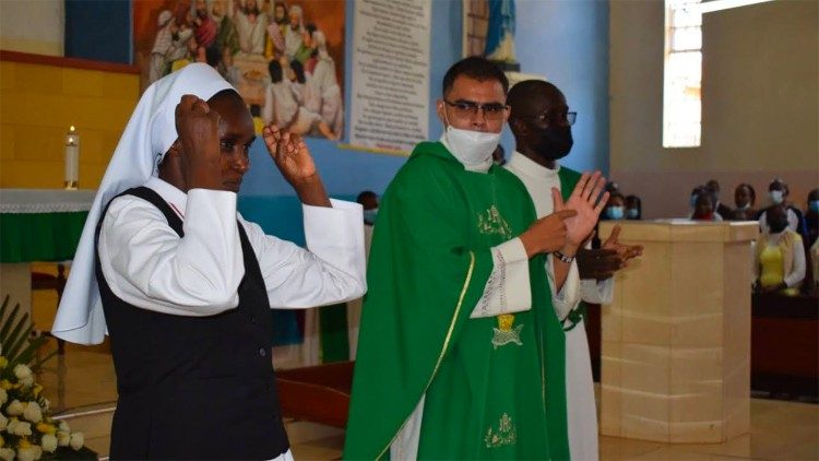 Sr Muya akizungumza kwa lugha ya ishara