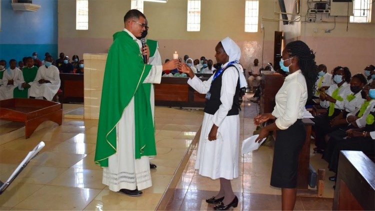 Sr anapokea rasmi utume wa huduma kutoka kwa Padre Gomes MG 