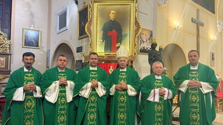 Vojni biskup u miru Juraj Jezerinac nakon mise u Župi Krašić