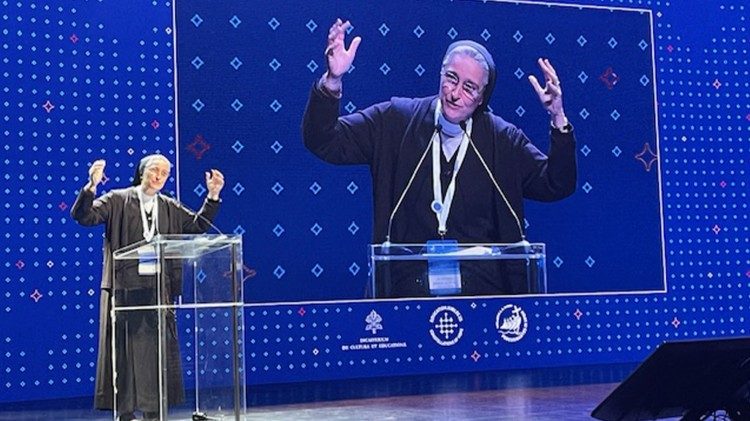  La hermana Donatello y los aplausos en lenguaje de señas