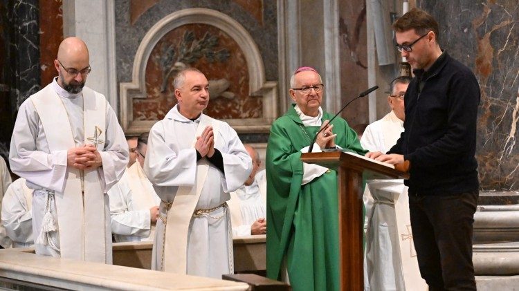 Od wielu lat Polacy licznie gromadzą się na czwartkowych Mszach św. przy grobie Papieża Polaka