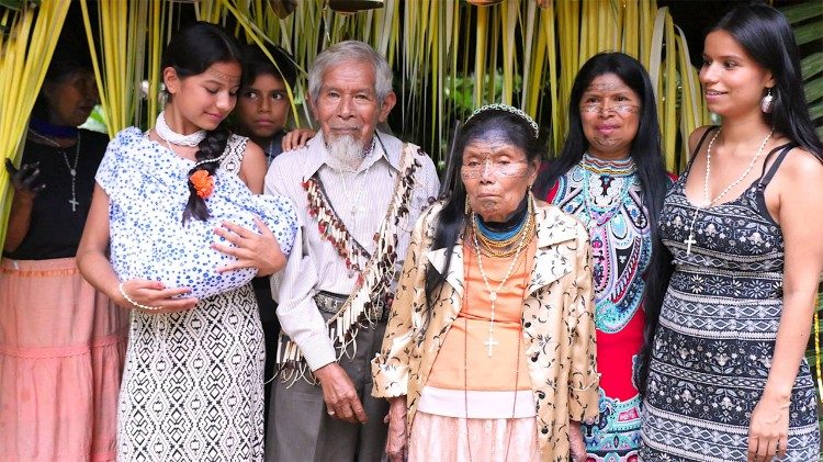 L'attivista dell'Amazzonia Patricia Gualinga (seconda da destra) assime alla sua famiglia