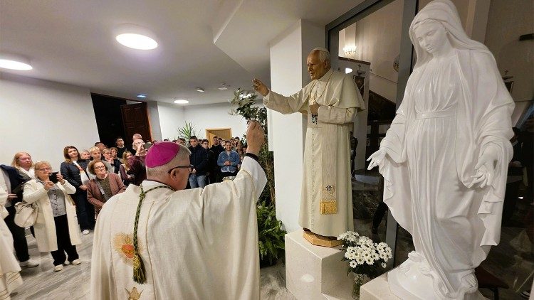Zadarski nadbiskup Milan Zgrablić blagoslivlja kipove Bezgrešnog začeća BDM i sv. Ivana  Pavla II.