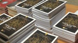 Libro "Cabeza, corazón y manos" editado por la LEV. Hoy se desarrolló un diálogo entre el autor y el Cardenal José Tolentino de Mendonça.