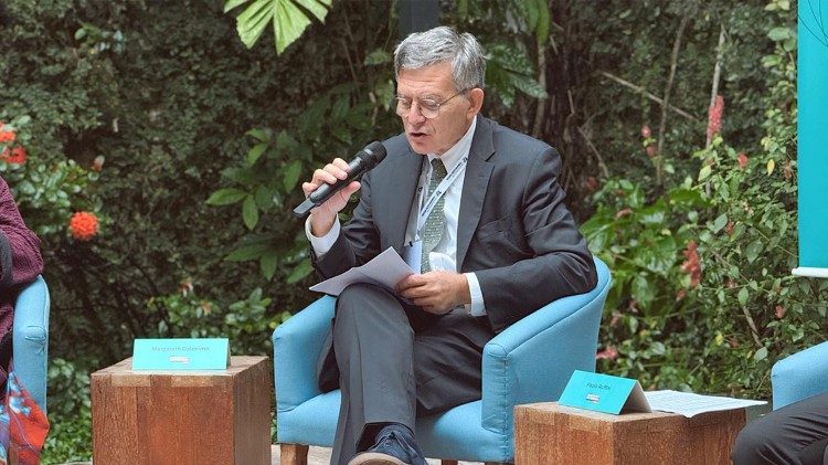 Paolo Ruffini, prefekt Dykasterii ds. Komunikacji Stolicy Apostolskiej, podczas konferencji w Rio de Janeiro