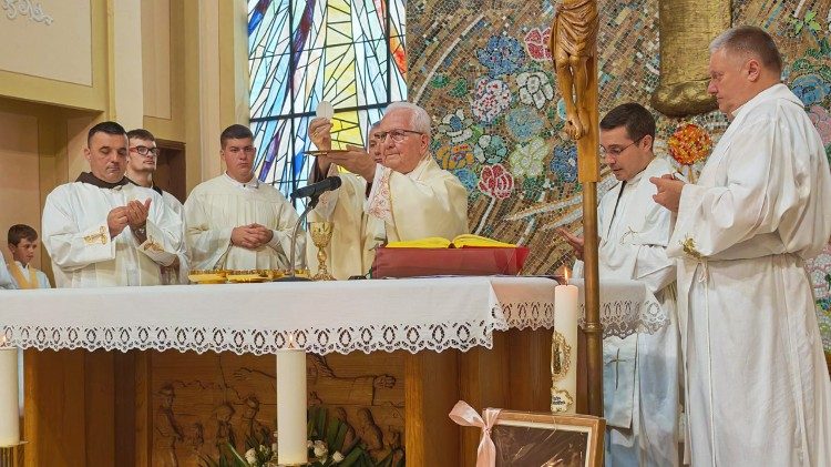 Biskup u miru Franjo Komarica u Davoru predvodio misno slavlje na obljetnicu progona Hrvata