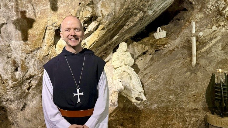 Bp Erik Varden w grocie św. Benedykta w Subiaco