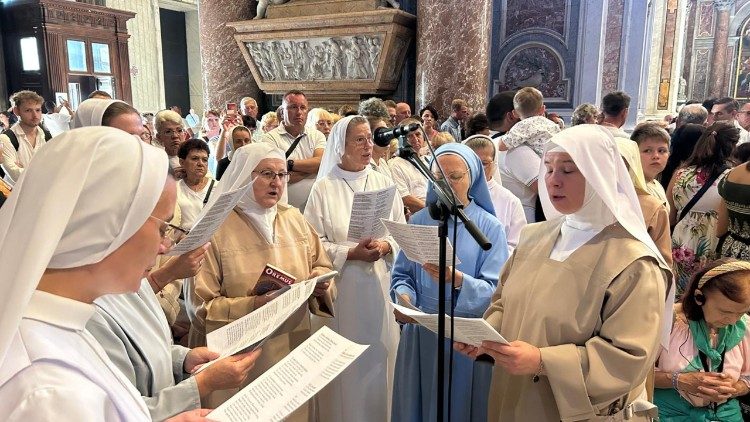 Msza św. przy grobie św. Jana Pawła II to w każdy czwartek ważne wydarzenie dla Polaków (ks. Paweł Rytel-Andrianik)