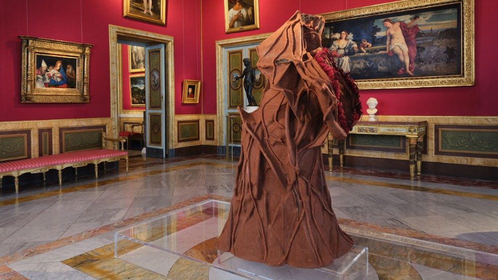 Galleria Borghese. Wangechi Mutu. Poemi della terra nera -Throned © Galleria Borghese, foto Agostino Osio