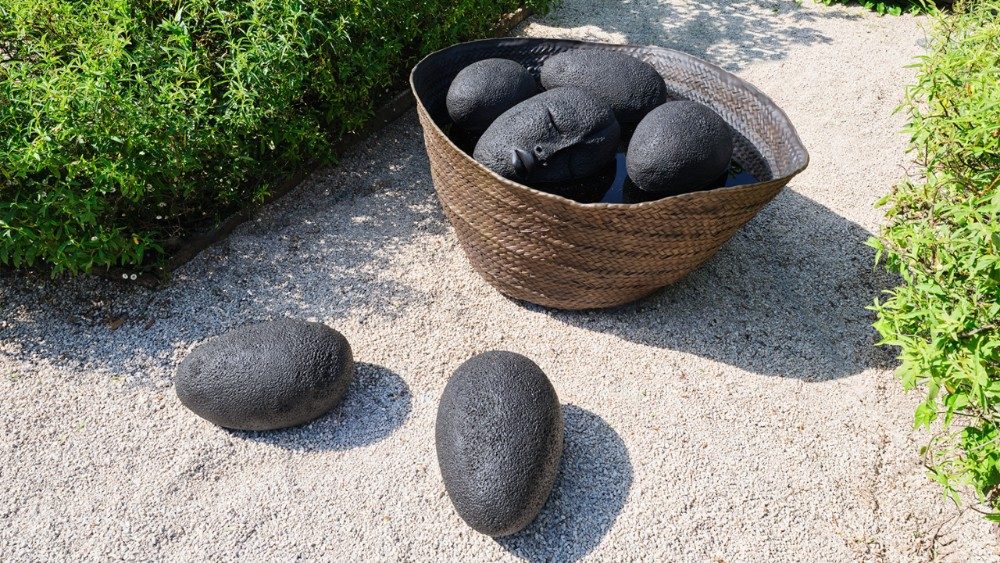 Galleria Borghese. Wangechi Mutu. Poemi della terra nera - InstaHeads in a Basket © Galleria Borghese, foto Agostino Osio