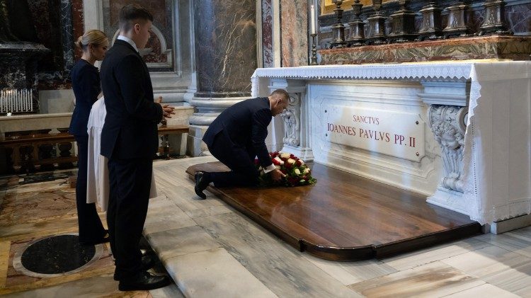 Prezydent Nawrocki przy grobie św. Jana Pawła II