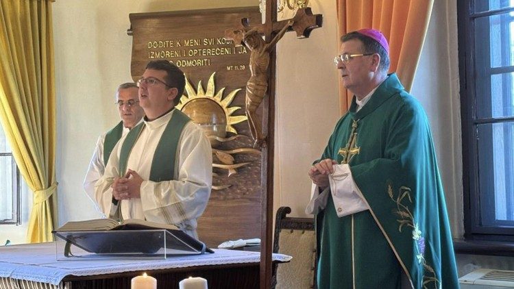 Biskup Ivan Šaško i župnik u Brdovcu Hrvoje Maltarić u Duhovno-obrazovnom centru "Marijin dvor" u Lužnici