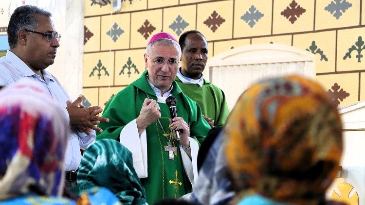 Erzbischof Heße feiert die Heilige Messe in Assuan (Foto DBK/Elpers)