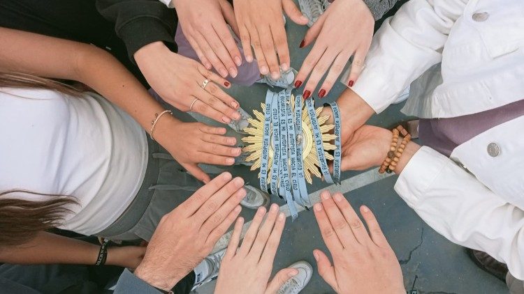 Reliquia de Carlo Acutis con los jóvenes de hoy 