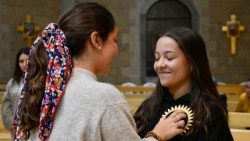 Jovens de Puebla, México, com a relíquia de Carlo Acutis