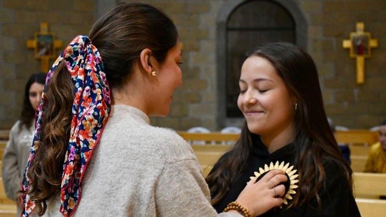 Giovani di Puebla, Messico con la reliquia di Carlo Acutis