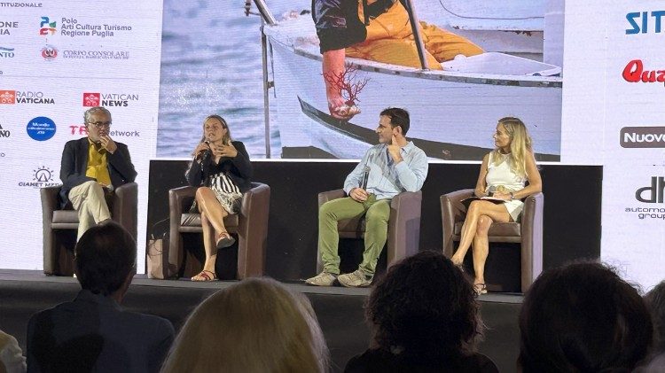 Il palco del Festival con i relatori del panel dedicato ad ambiente e diritti umani