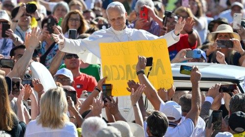 L’abbraccio del Papa al piccolo Kevin, quando l’analogico batte il digitale