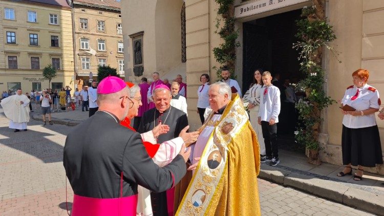 Le cardinal Crescenzio Sepe, archevêque émérite de Naples (Italie), envoyé spécial du Pape pour le 650e anniversaire de la création du diocèse de Halytch en Galicie, aujourd'hui Ukraine.