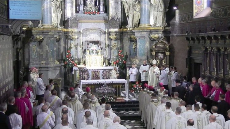 Un momento della Messa nella cattedrale di Leopoli