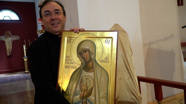 О. Хосе Тейхейро со списком иконы «Тобою единство» 
