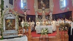Biskup Tomislav Rogić sa svećenicima na slavlju Male Gospe u Skradinu 