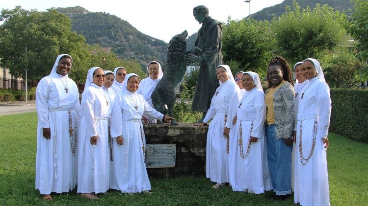 A Irm&atilde; Rosa Martins junto &agrave;s franciscanas