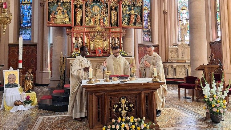 Beim Festgottesdienst in Steyl (von links): Pater Peter Claver Narh, Provinzial der Deutschen Ordensprovinz, Generalsuperior Pater Anselmo Ricardo Ribeiro und Generaladmonitor Pater Eryk Koppa. (Steyl, 8. September 2024)