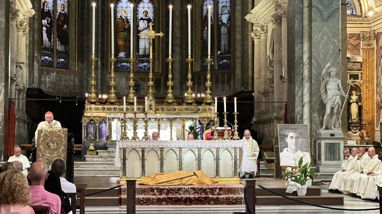 Il cardinale Re nella Basilica di Santa Maria sopra Minerva, alla Messa di ringraziamento per il nuovo santo Pier Giorgio Frassati