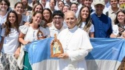 Papa Leão XIV e os jovens da Argentina.