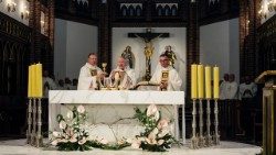 Bp Romuald Kamiński, bp Jacek Grzybowski i ks. prał. Waldemar Turek z Watykanu podczas uroczystości jubileuszowych tygodnika "Idziemy"