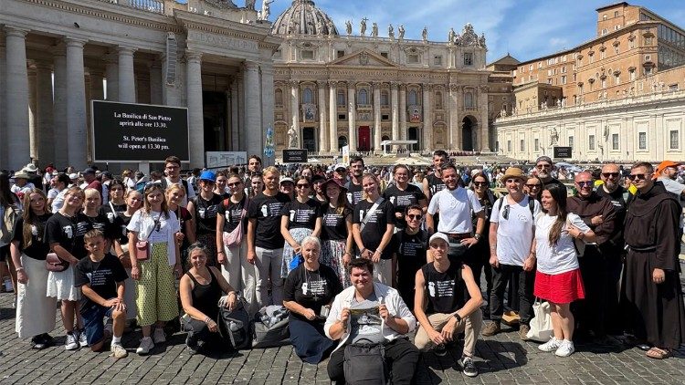 Członkowie Towarzystwa Ciemnych Typów z Polski podczas uroczystości kanonizacyjnych bł. Pier Giorgia Frassatiego i Carla Acutisa