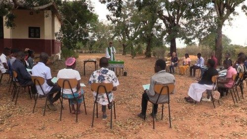 Jovens de Nampula (Moçambique) numa sessão de formação sobre educação ambiental