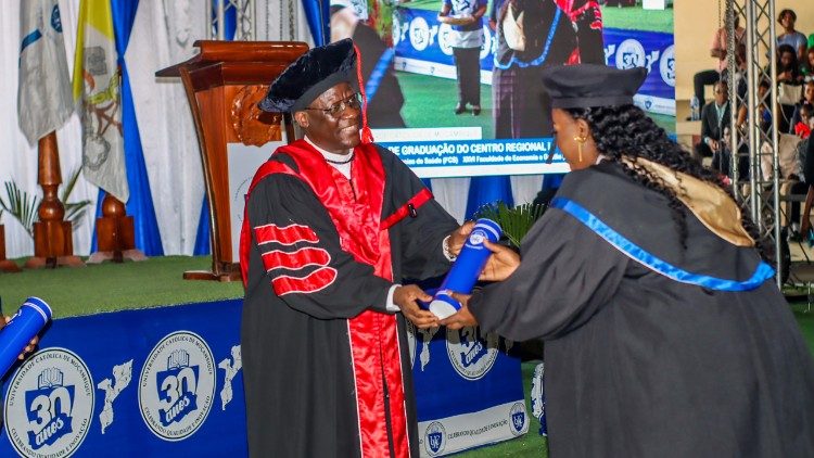 Reitor da UCM, Professor Doutor Padre Filipe Sungo, durante a Cerimónia de graduação, Beira (Moçambique)