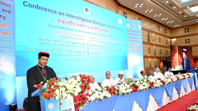  Kardinal George Jacob Koovakad verlas beim interreligiösen Treffen die Botschaft von Papst Leo XIV. 