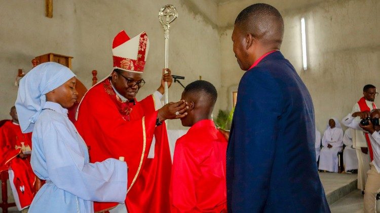 Bispo Auxiliar da Beira, Dom António Constantino, durante as confirmações na Paróquia São Pedro Claver