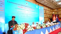 വത്തിക്കാനിലെ മതാന്തര സംഭാഷണങ്ങൾക്കായുള്ള ഡിക്കസ്റ്ററിയുടെ പ്രീഫെക്ട് കർദിനാൾ ജോർജ് ജേക്കബ് കൂവക്കാട് മുഖ്യപ്രഭാഷണം നടത്തുന്നു 