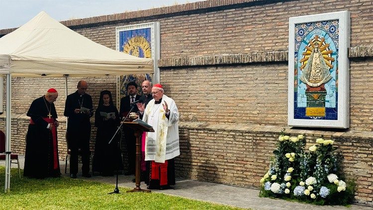 L'intronizzazione del mosaico della madonna di Lujan nei giardini vaticani