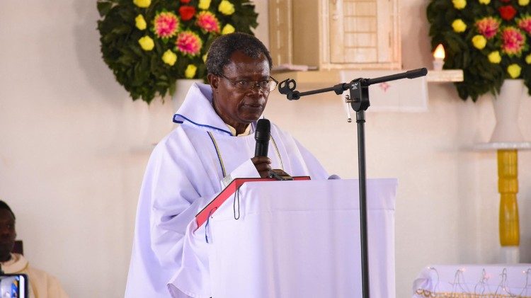 Mkurugenzi wa Shule ya KWAUSO, Padre Mutajwaha akitoa maelezo