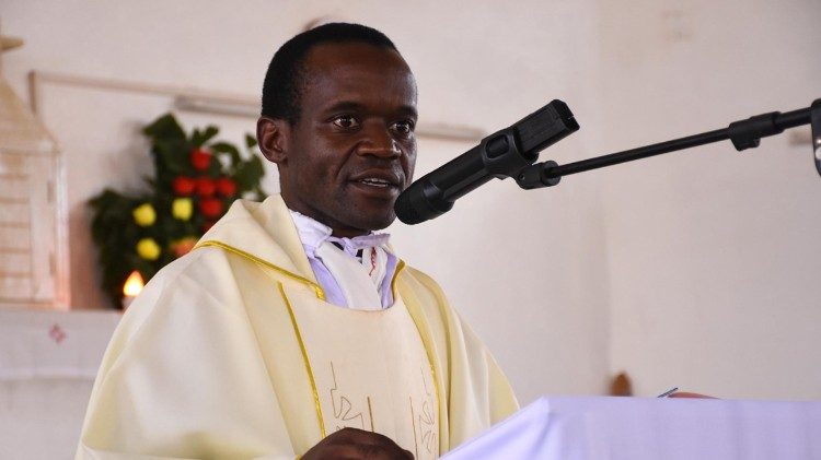 Padre Rwehabura akitoa mahubiri yake